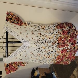 NWT Adorable floral boho top with cap sleeves